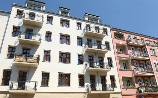 Gebäudeansicht sanierter Altbau in der Wilhelm-Stolze-Straße